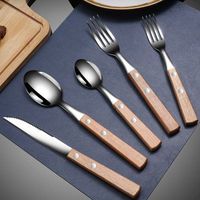 Ensemble de couverts en bois et en acier au design moderne et abordable avec des finitions de qualité supérieure pour des repas élégants à la maison
