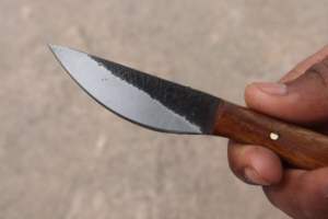 Couteau de chasse en acier au carbone haut de gamme avec manche en bois Couteau de chasse en acier damas forgé à la main personnalisé - Product Image 4