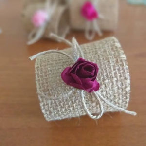 Anneau de serviette en jute avec fleur rose pour une décoration de table élégante, événements de mariage, fêtes et usage domestique élégant en provenance d'Inde - Product Image 1