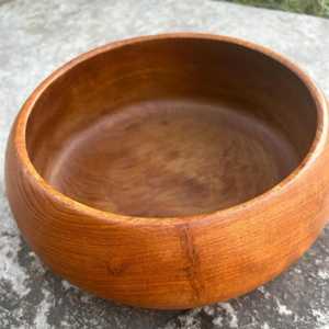 Bol rond en bois artisanal |   Plat de service en bois naturel lisse pour les collations, les salades, la décoration, les cuisines et le style rustique de la maison - Product Image 5