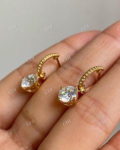 Boucles d'oreilles fantaisie en moissanite VVS EF, or 14 carats, créoles huggie, 1,70 CTW, taille ronde brillante, pour femmes - Product Image 4