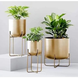 Maceta de flores de metal de aspecto único con soporte Macetas de piso de forma redonda con acabado dorado para decoración del hogar y el jardín - Product Image 3