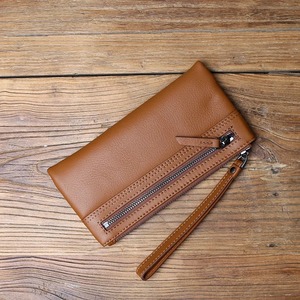 กระเป๋าสตางค์หนังแบบพับได้ป้องกัน RFID พร้อมที่ชาร์จไร้สายแบตเตอรี่สำรองขนาด6000mAh สำหรับการเดินทางและการใช้งานทางธุรกิจ - Product Image 1