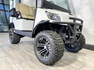 Voiturette de golf électrique blanche homologuée pour la route, 4 places, avec batterie lithium 105Ah 48V, conforme LSV, pour les centres de villégiature et les trajets urbains EN PROMOTION - Product Image 2