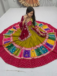 Conjunto de falda Lehenga tradicional india con diseño de bloques de color y dupatta estampada para uso festivo en bodas. - Product Image 5