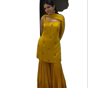 Nous présentons notre design le plus attrayant : un ensemble salwar trois pièces en pure soie chinon de couleur jaune, au prix de gros. - Product Image 1