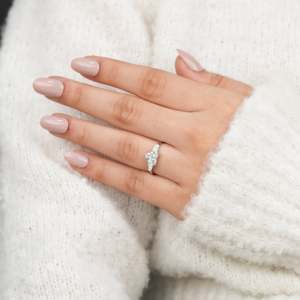 Anillo de Compromiso con Diamante de Laboratorio de Tres Piedras con Corte Corazón LR40598 - Product Image 2
