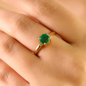 Anillo de Piedras Preciosas Minimalista con Esmeralda de Corte Cuadrado y Diamantes, Diseño Clásico Elegante, Oro Amarillo Sólido de 14K, Joyería Hecha a Mano al por Mayor - Product Image 4