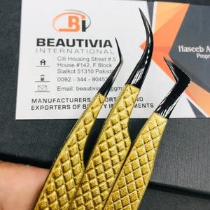 Pinzas profesionales de volumen con logotipo personalizado, acero inoxidable recubierto de color dorado para extensiones de pestañas de plasma negro sostenibles - Product Image 2