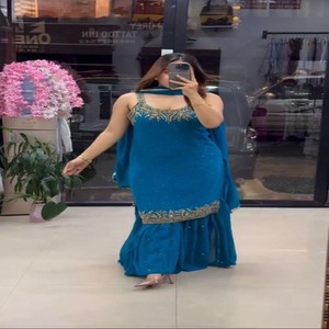 Top de imitación Georgette de diseñador para mujer y conjunto Sharara con forro de algodón y micro Dupatta de encaje de 2,1 metros para uso festivo - Product Image 1