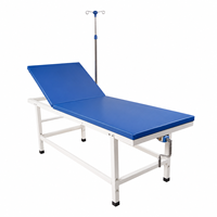 Table d'examen médicale réglable bleue rembourrée avec poteau porte-perfusion pour salle d'examen hospitalière et ambulatoire