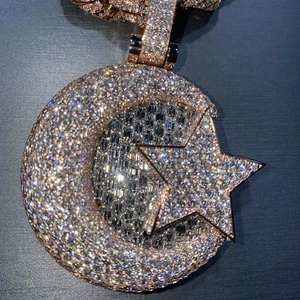 Colgante Clásico con Diseño Lunar, Moissanita VVS que Brilla en la Oscuridad, Chapado en Oro de 14K y Rodio, Joyería Hip Hop Personalizada - Product Image 3