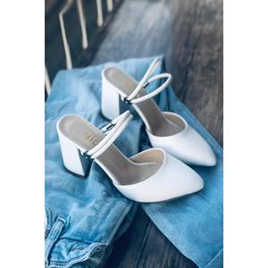 Scarpe bianche con tacco a doppio cinturino - Product Image 1