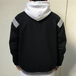 Chaqueta Varsity Negra con Cierre de Cremallera, Estilo Atlético Clásico con Cierre Frontal - Product Image 2