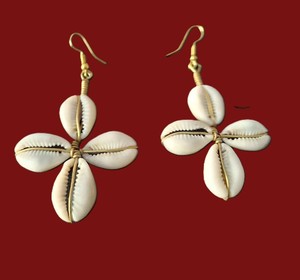Pendientes de concha de cauri hechos a mano, joyería Bohemia costera, estilo de playa Natural, diseño Floral ligero para mujeres y niñas - Product Image 1