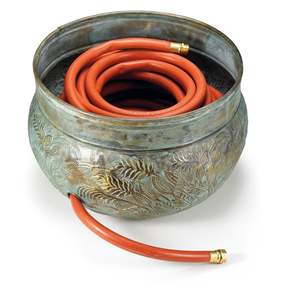 Soportes de metal resistentes para mangueras de jardín, diseñados para mangueras gruesas, que ofrecen opciones de almacenamiento en exteriores sin desorden. - Product Image 2