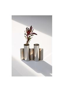 Elegante jarrón de aluminio con crestas verticales y cuello delgado perfecto para arreglos secos y profesionales del home staging - Product Image 2
