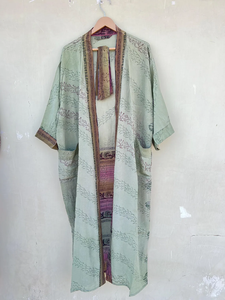 Magnifique Kimono en soie crêpe Robe en soie indienne Robe en soie faite à la main - Product Image 6