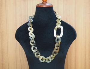 Collar de Lujo Hecho a Mano con Cuerno de Búfalo, Joyería Natural y Sostenible para Mujer, Alta Calidad - Product Image 4