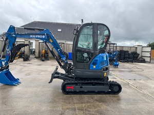 สำหรับรถขุด R32 Pro 3 ตัน พร้อมปั๊มฮิตาชิ วาล์วคาวาซากิ ระบบควบคุม PLC เครื่องยนต์และมอเตอร์ทรงพลัง - Product Image 3
