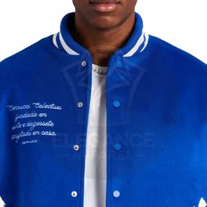 เสื้อแจ็คเก็ตวาร์ซิตี้สำหรับผู้ชาย ดีไซน์โดดเด่น สีขาวน้ำเงินตัดกัน คุณภาพดีจากผู้ผลิต OEM เหมาะสำหรับผู้ใหญ่และนักศึกษา - Product Image 1