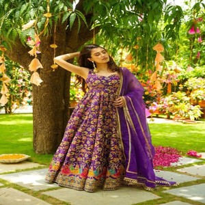 Vestido Anarkali de Seda Organza con Estampado Digital VASTRA COTTAGE, con Falda Amplia y Elegante Dupatta de Organza con Borde de Encaje de Diseñador - Product Image 2