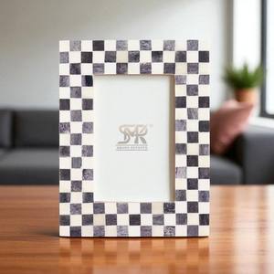 Marco de Fotos Artesanal con Incrustaciones de Hueso, Diseño a Cuadros Rústico Moderno, para Decoración de Habitaciones Contemporáneas en Gris y Blanco - Product Image 1