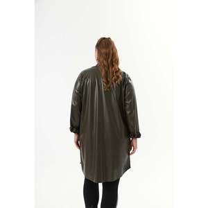 Chemise tunique oversize en similicuir pour femme RMG, couleur kaki, avec fermetures à boutons pression et fentes latérales, haut tendance grande taille pour un usage décontracté - Product Image 6