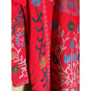 เสื้อแจ็คเก็ต Scarlett Suzani ลายชนเผ่าแบบกลับด้านได้ เสื้อโค้ทฤดูหนาวสำหรับผู้หญิง สไตล์โบฮีเมียนลายดอกไม้ บุด้วยใยฝ้าย ผิวหนัง - Product Image 5