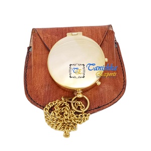 Brújula de bolsillo pulida de latón con cadena y Funda de cuero marrón puntero buscador direccional para navegación actividades al aire libre - Product Image 3