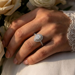 Anillo de oro macizo de 18 quilates con diamantes naturales, engaste en blanco, hombro dividido, corte pera, semimontura, halo de doble nivel para compromiso - Product Image 2
