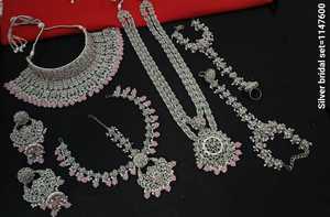 Conjunto de collar de joyería nupcial completo antiguo de diseñador chapado en oro tradicional indio y de moda WithMaangTikka para niña y Mujer - Product Image 2