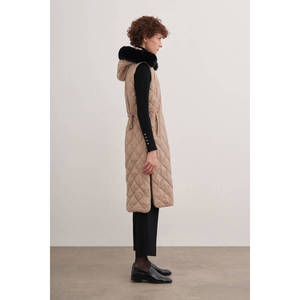 Chaleco Largo Acolchado con Forro de Piel Beige, con Bordado y Detalles de Botones - Product Image 4