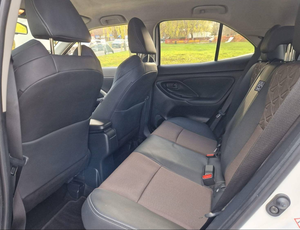 USADO 2024 Híbrido Turbo Yaris Cross Sedán Automático Interior Oscuro Asientos de Cuero Neumáticos R15 Volante a la Izquierda Pantalla Táctil - Product Image 5