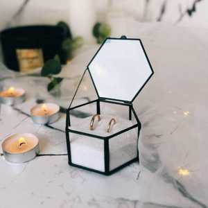 Boîte à bijoux en verre en forme d'hexagone chic avec cadre en métal noir fini parfait pour ranger les bagues, les colliers et les accessoires fins - Product Image 1