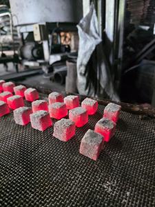 Idéal pour la fabrication de briquettes, ces cubes, issus de charbon de bois de coque de noix de coco indonésienne, se prêtent bien à diverses productions. - Product Image 6