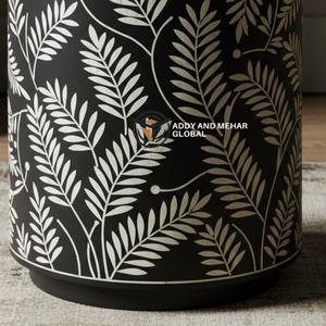 Mesita de Noche/Mesa Auxiliar de Lujo con Incrustaciones de Hueso Negro y Diseño Floral, Mesa de Noche Artesanal de Tres Cajones en Venta - Product Image 3