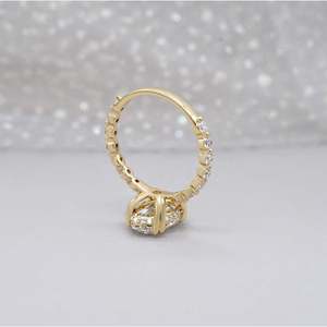 Anillo de Compromiso Ovalado con Halo Oculto y Banda de Diamantes Pavé, Diamante Cultivado en Laboratorio - Product Image 5