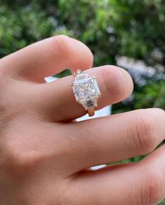 Anillo de compromiso de tres piedras de moissanita con corte radiante en oro macizo de 14 quilates, joyería fina para boda, regalos de aniversario para mujer - Product Image 1