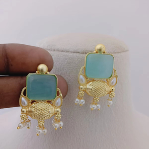 Royal Mayura Bold Square Emerald Pendientes Set Diseño único de joyería de latón para niñas Mujeres Cute Graceful Richness Look Bulk - Product Image 1