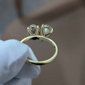 Anillo Toi Et Moi con Diamante de Laboratorio Ovalado y en Forma de Pera de 5.00ct, Claridad VVS-VS, Certificado IGI - Product Image 2