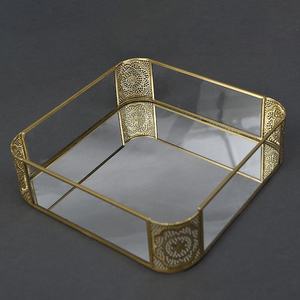 Dernier concepteur Crystal Clear Verre Métal Fait à la main Moderne Design personnalisé Personnalisable Plateau de rangement pour service Motif des coins - Product Image 5