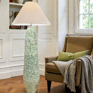 Lampe de table écologique de qualité supérieure en nacre, décoration artisanale en incrustation de coquillages - Product Image 1