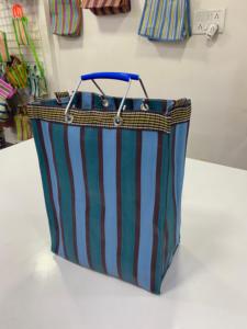 Sacs de courses rayés en nylon recyclé personnalisables avec poignée métallique et fermeture éclair, écologiques, fabriqués en Inde - Product Image 6
