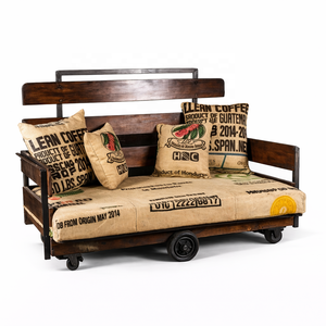 Canapé-lit industriel en bois à deux places avec roulettes |   Tissu de sac à café vintage |   Canapé-chariot rustique pour salon de villa et restaurant - Product Image 1