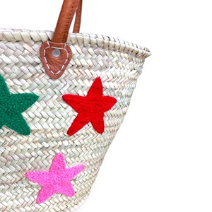 Bolso de mano tipo cubo de paja tejido impermeable bohemio hecho a mano para verano, con parte superior abierta, forro de algodón y patrón de estrellas bordado, ideal para la playa. - Product Image 2