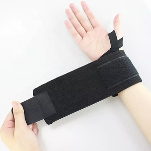 Muñequeras Deportivas Ajustables y Transpirables de Poliéster Elástico con Logotipo Personalizado para Gimnasio, Fitness y Levantamiento de Pesas, Color Negro - Product Image 4