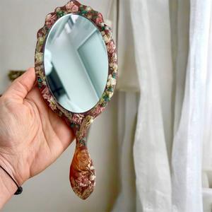 Miroir à main en résine avec finition lisse et brillante, parfait pour un usage quotidien, le maquillage ou des fins décoratives, ajoutant une touche élégante - Product Image 3