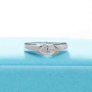 Anillos de compromiso de Plata de Ley 925 East West Marquise Cut Moissanite Solitaire, joyería personalizada al por mayor para mujer - Product Image 1