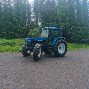 New hollandd 8340 Tractores agrícolas con bomba de engranajes de motor central y componentes de rodamiento Tipo de tractor de rueda - Product Image 5